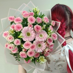 Букет из розовых кустовых роз, белой альстромерии и гербер