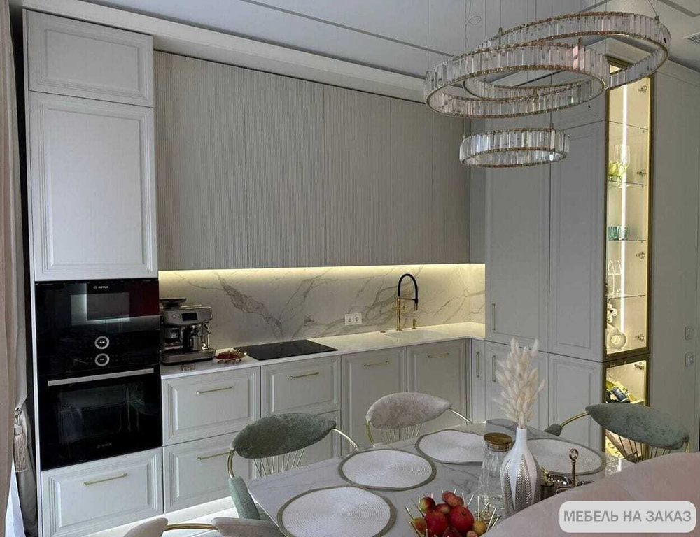 Белая кухня в потолок на заказ