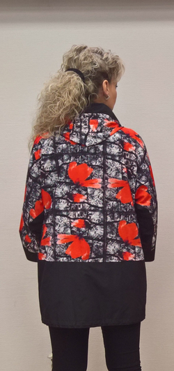 Черная куртка с принтом в виде красных маков