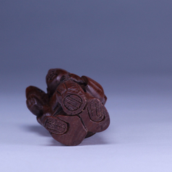 Нэцкэ Рыбак с огромной рыбой на плече