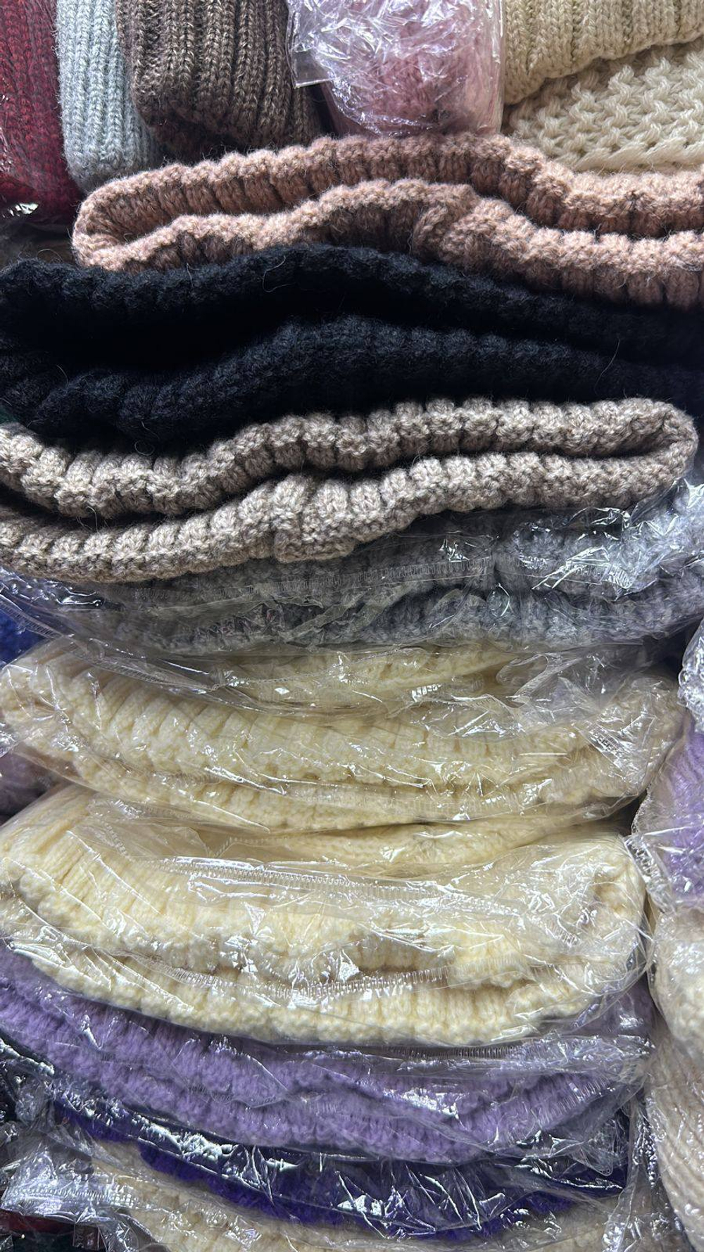 Вязаная шапка-бини на флисе