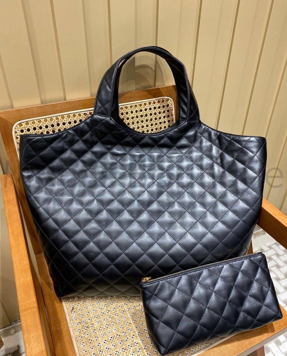 Хозяйственная сумка Ив Сен Лоран ICARE maxi shopping bag in quilted lambskin Saint Laurent