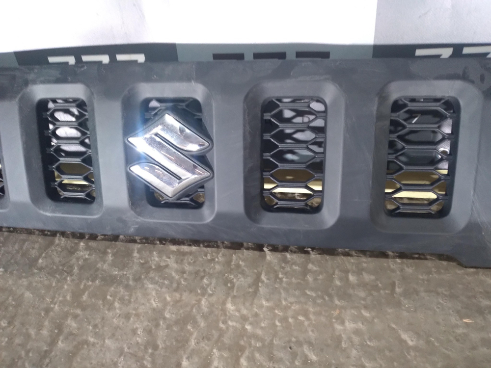 Решетка радиатора Suzuki Jimny 4 18-21 Б/У Оригинал 7211178r0