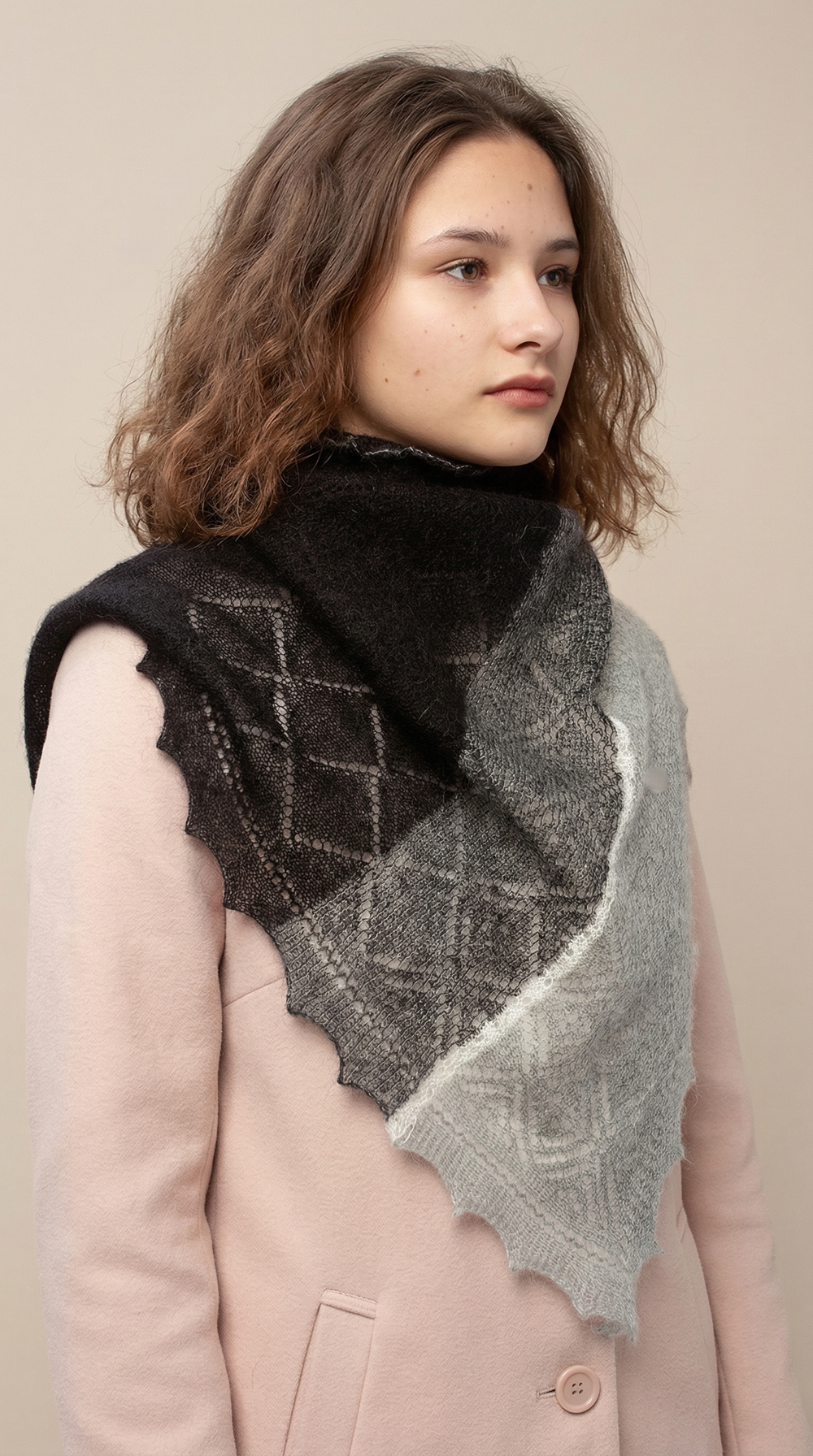 Оренбургский пуховый платок-косынка П2-130184-07/03/02 черный/серый/экрю