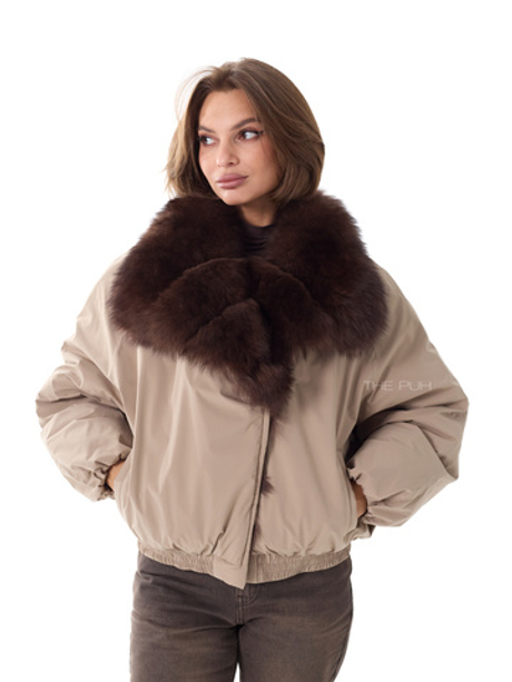 Парка цвета капучино с меховым воротником-стойкой