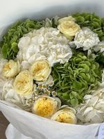 Гранд-букет из гортензий, кустовых пионовидных роз, ромашки и альстромерии