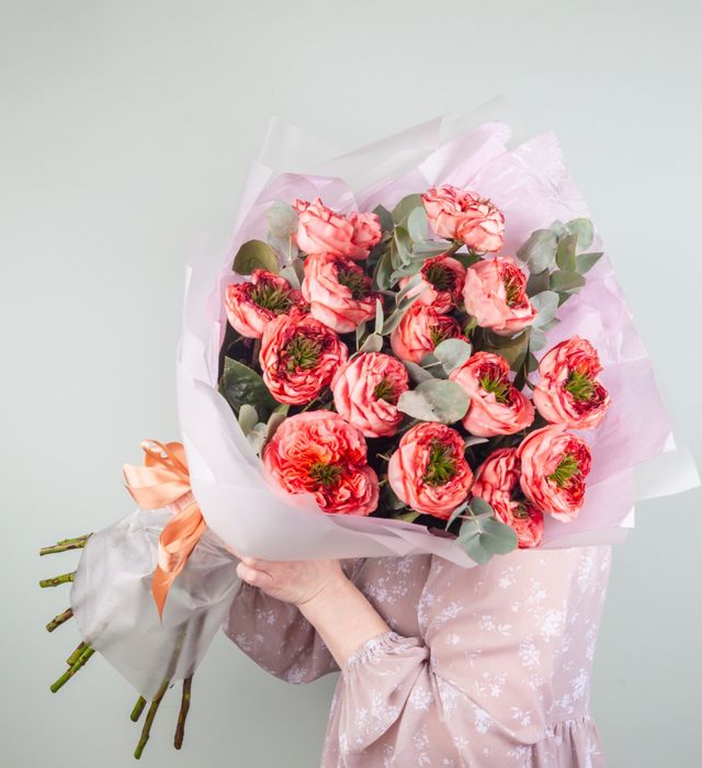 Букет из роз "Мандарин Экспрешн" с эвкалиптом