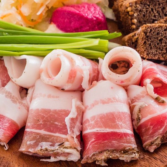 Сало по-деревенски - это отличная закуска на все времена. Вкусная, полезная, натуральная еда в магазине Таёжный Цех! Так же возможен заказ через интернет магазин, доставка до двери (производитель ТАЕЖНАЯ ЛАВКА)