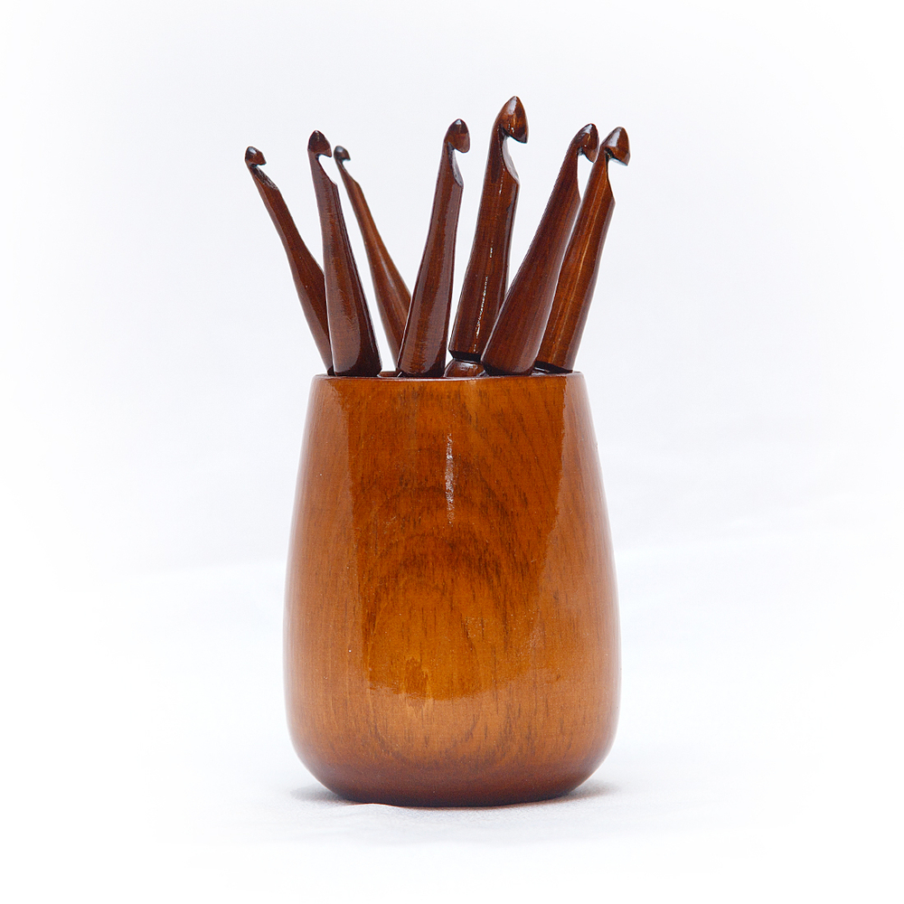 Набор деревянных крючков для вязания из 7 штук (4- 10 мм.) с клубочницей (органайзером). KN2