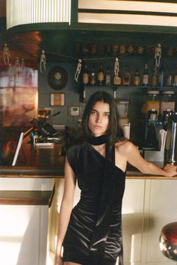 ZARA КОРОТКОЕ БАРХАТНОЕ ПЛАТЬЕ С ШАРФОМ, ЧЕРНЫЙ