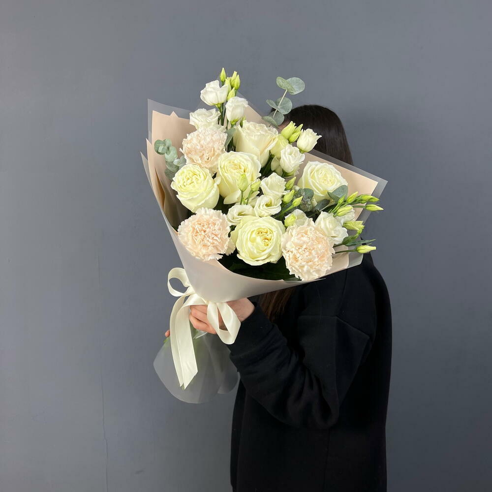 Букет из пионовидных роз, эустомы и диантусов «Сливочный десерт»