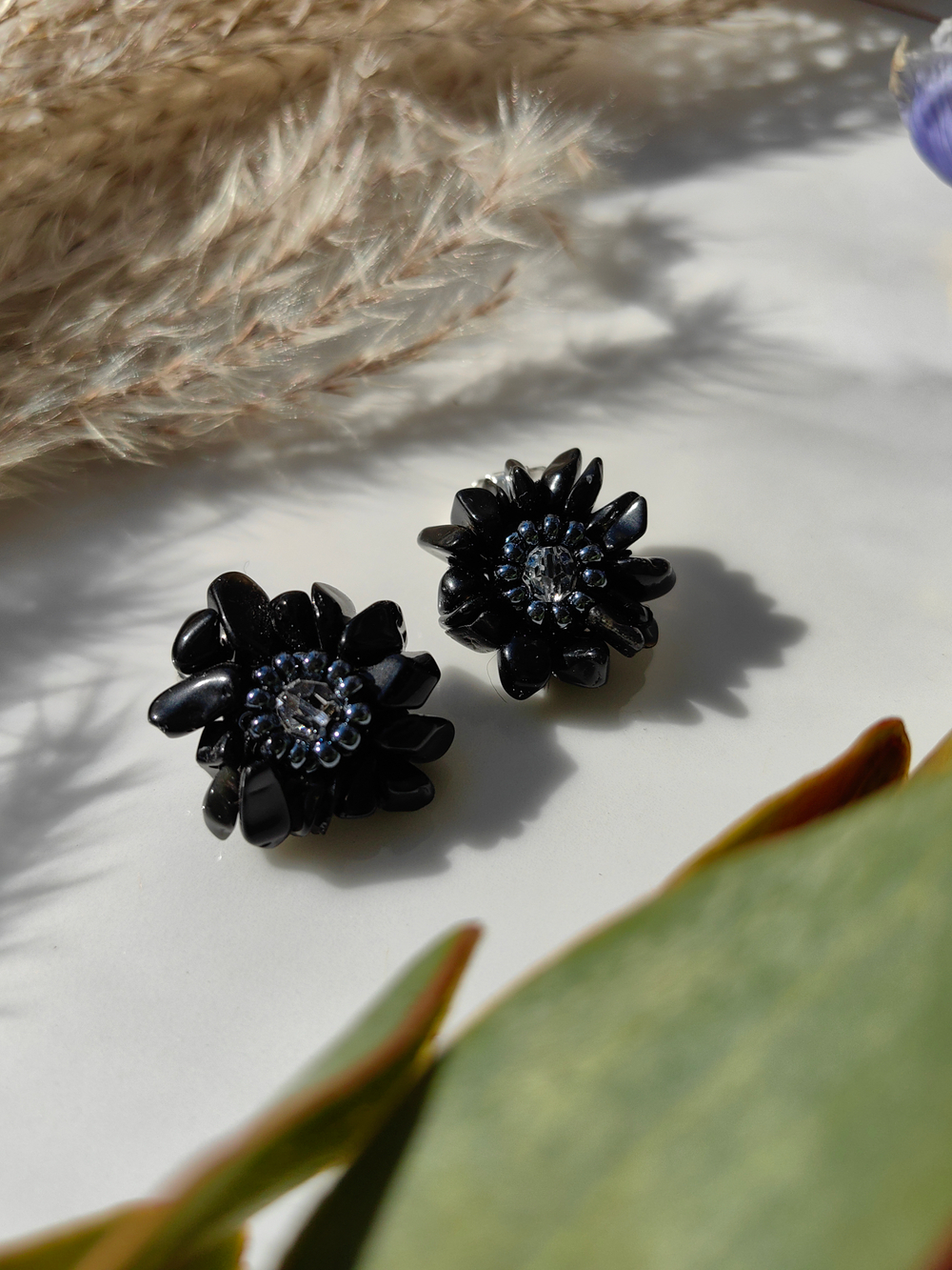 Клипсы "Цветы" ручной работы из бисера с камнем камнем агат и кристаллами Swarovski