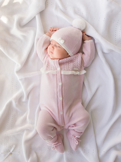 Нарядный комплект из комбинезона с рюшей, шапочки и пинеток с помпоном (Светло-Розовый/р. 56 см)