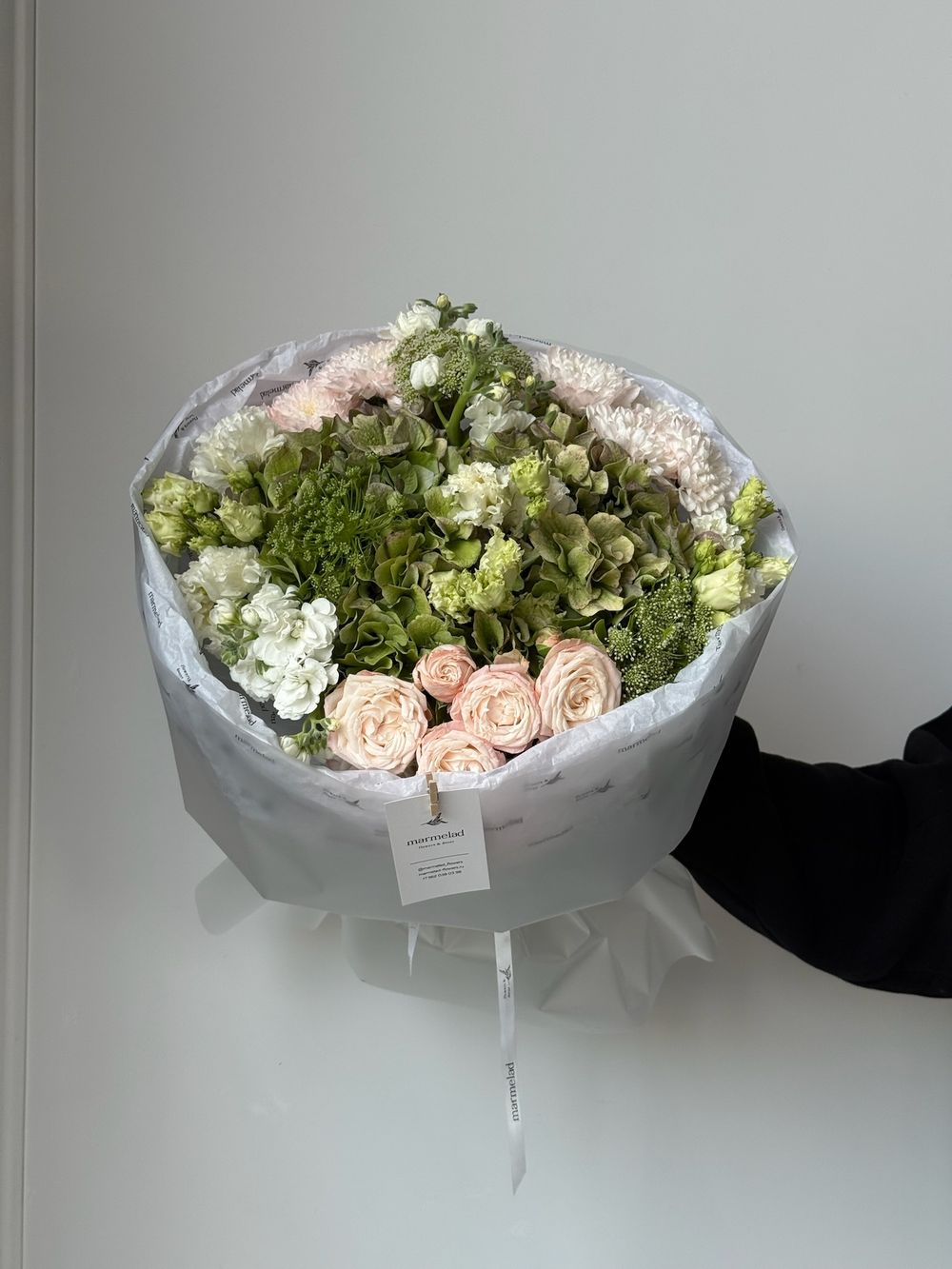 Букет из кустовых пионовивидных роз, гортензии, амми, лизиантуса и хризантемы