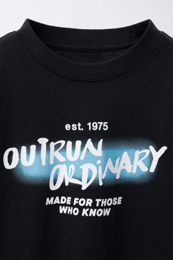 ZARA ФУТБОЛКА С ГРАФФИТИ-ПРИНТОМ, АНТРАЦИТОВО-СЕРЫЙ