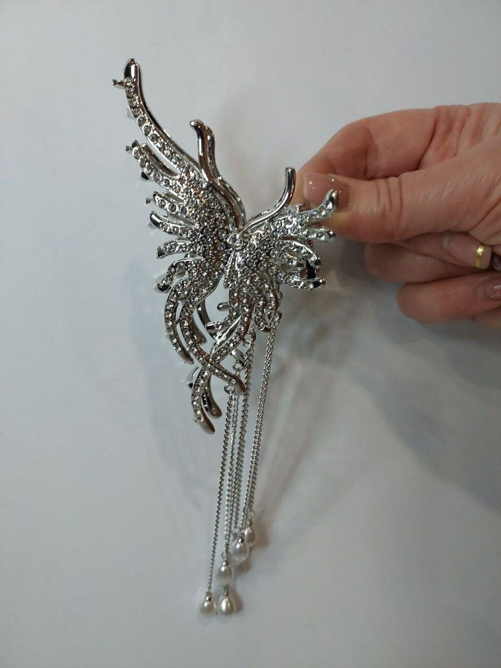 Заколка-краб для волос "Пушистая бабочка" со стразами. Цвет серебро