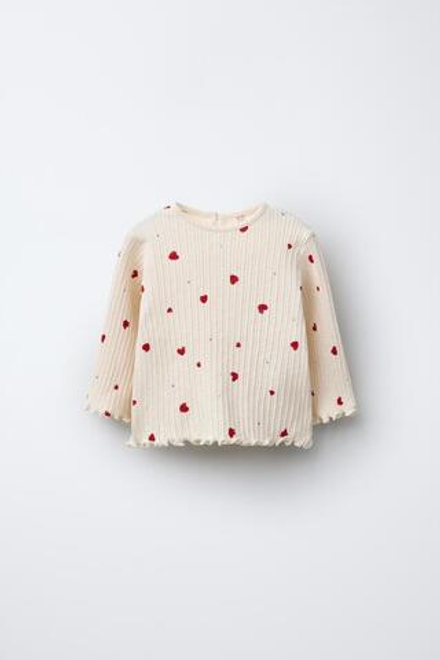 ZARA ЛОНГСЛИВ ИЗ ТРИКОТАЖА В РУБЧИК С ПРИНТОМ «СЕРДЦА», СВЕТЛЫЙ ЭКРЮ