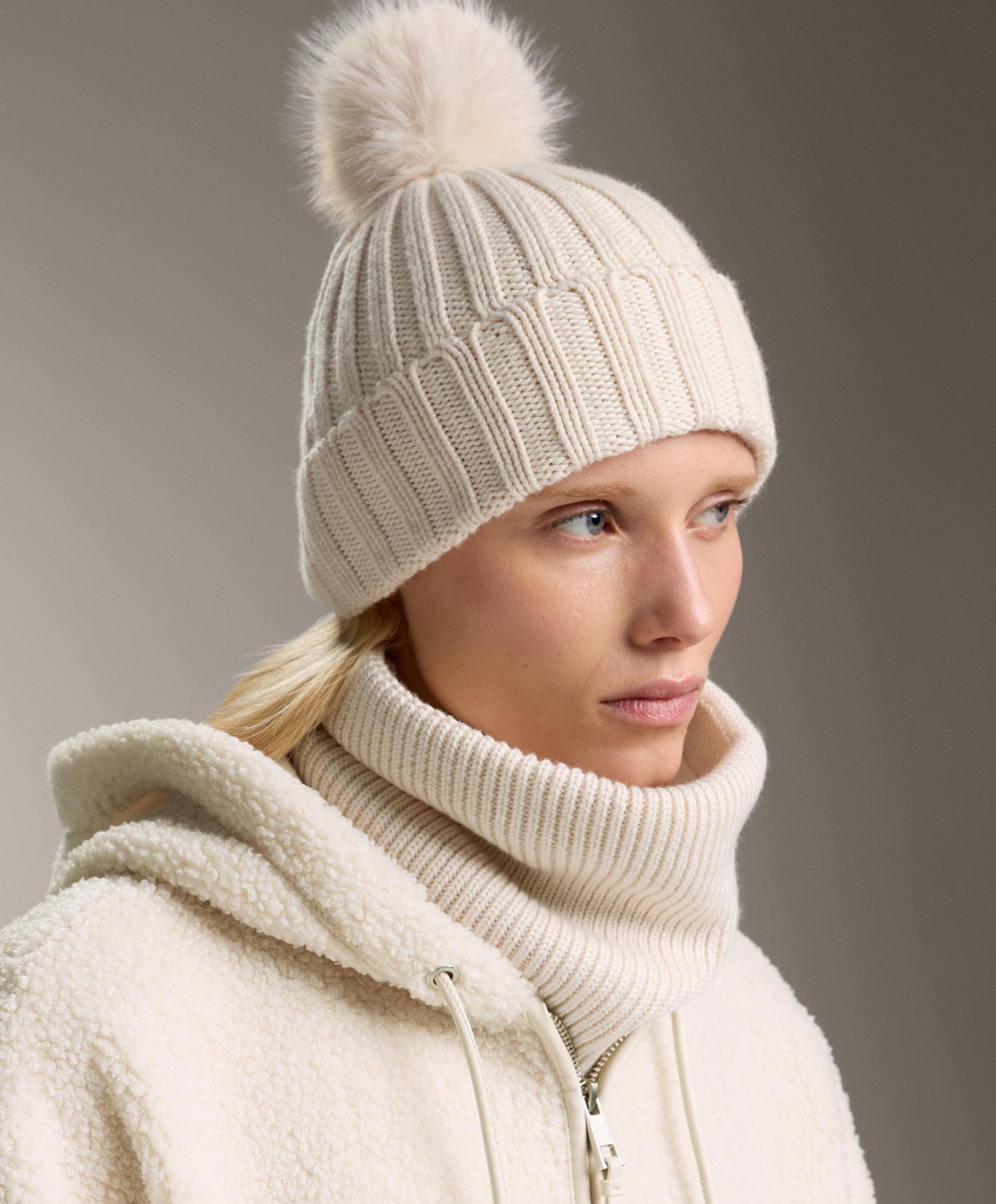 Oysho Вязаная шапка с помпоном, экрю