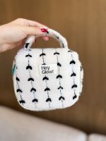 HEY GLOW Меховая косметичка с черными сердечками квадратная