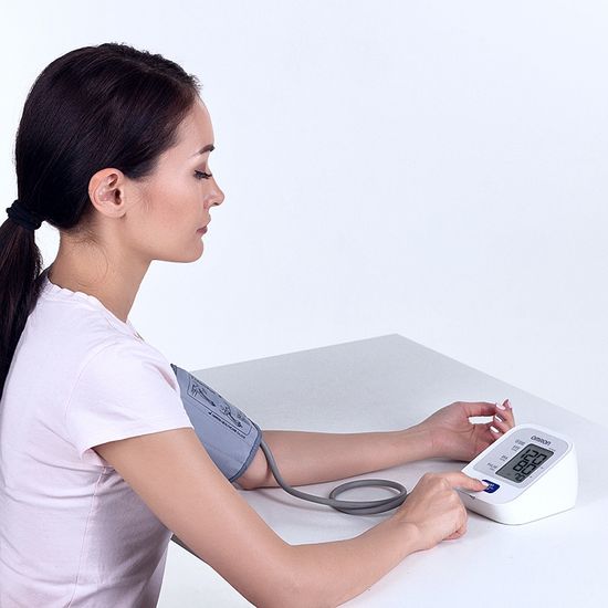 Тонометр Omron автоматический на плечо M2 Basic, веерообразная манжета 22-32 см, HEM-7121-RU