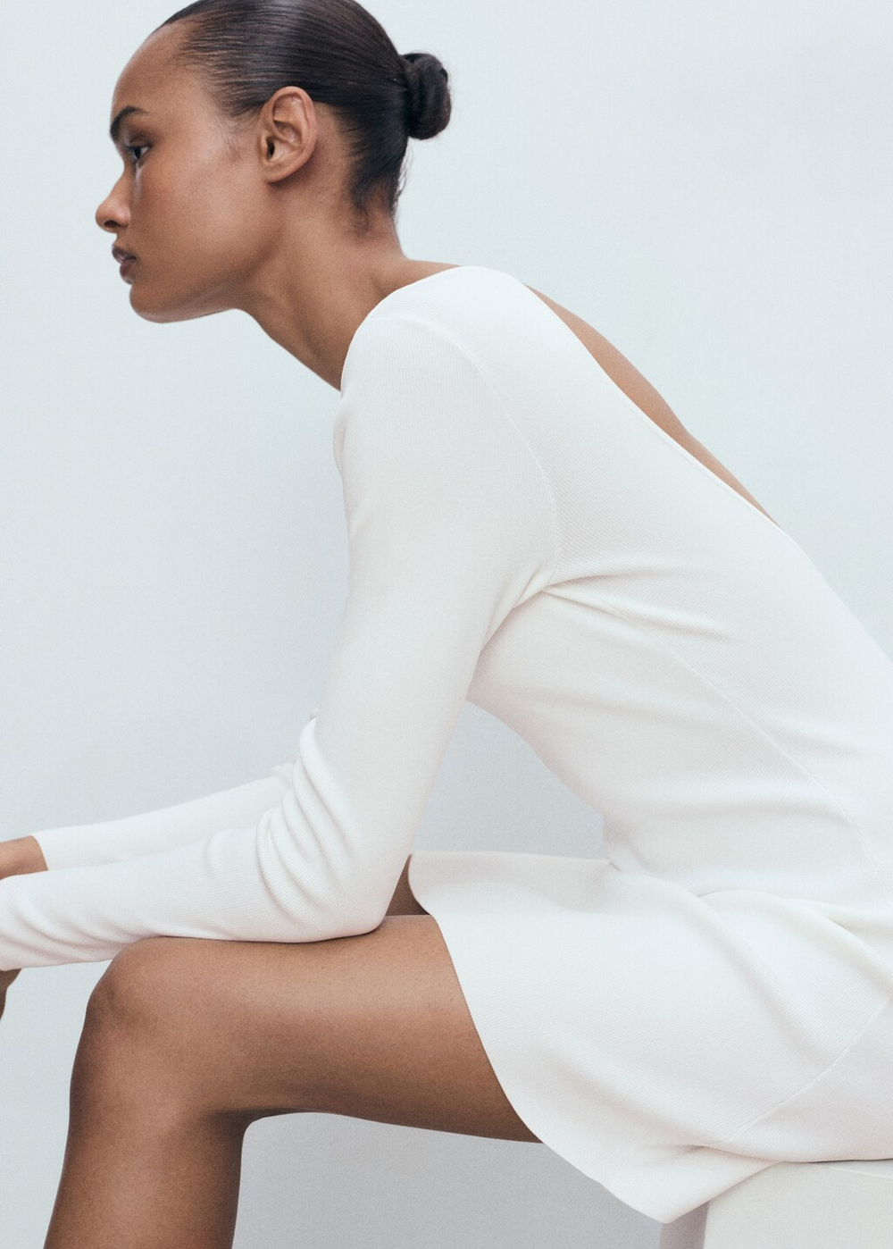 Трикотажное платье с открытой спиной