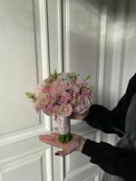 Свадебный букет из диантусов, маттиолы, лизиантуса, кустовых пионовидных и одноголовых роз