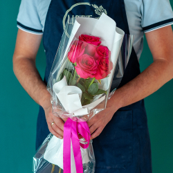 Букет из 5 малиновых роз Эквадор в оформлении