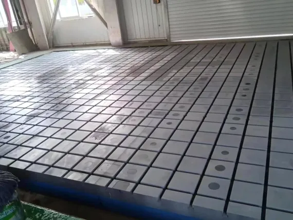 Чугунная плита с сеткой Т-образных пазов