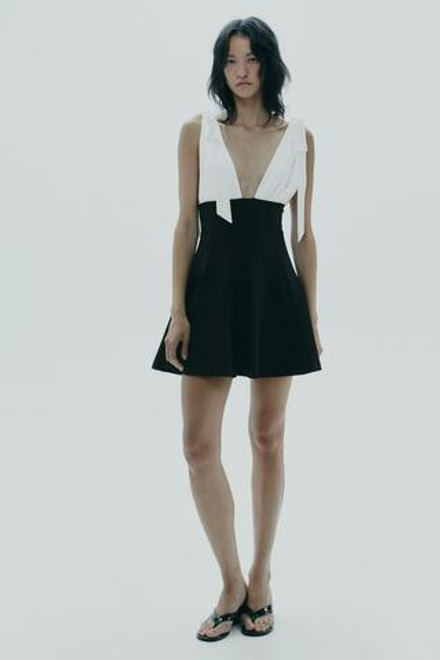 ZARA КОРОТКОЕ ПЛАТЬЕ С V-ОБРАЗНЫМ ВЫРЕЗОМ, ЧЕРНЫЙ