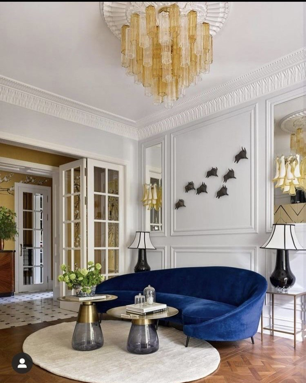 Многоярусная люстра в тёплом жёлтом оттенке