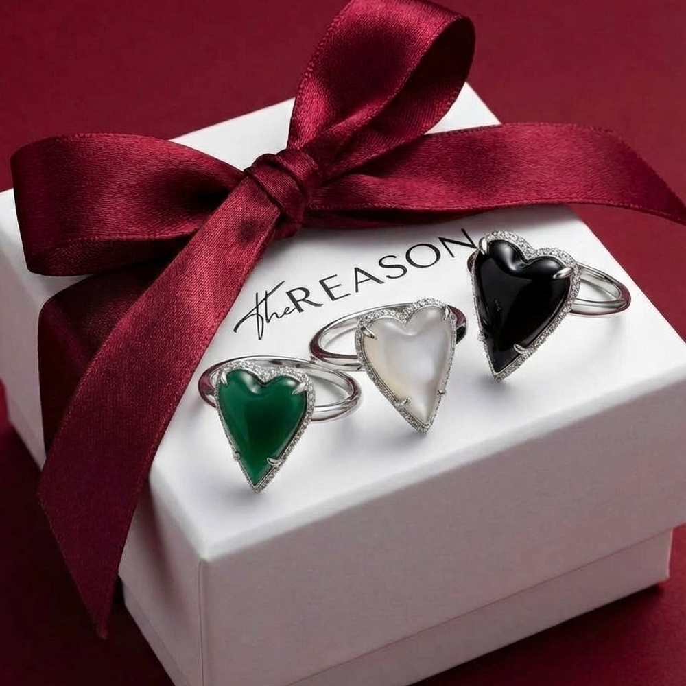 Кольцо Amor с ониксом и белыми топазами