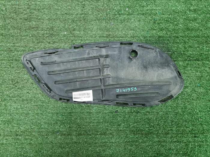 Решетка бампера RH Mercedes C W205 (14-18) AMG