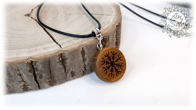 Оберег-кулон "Шлем ужаса" из дуба