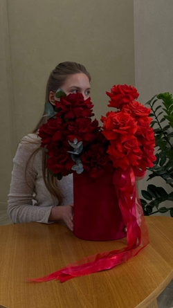 Коробка с красными французскими розами для любимой L