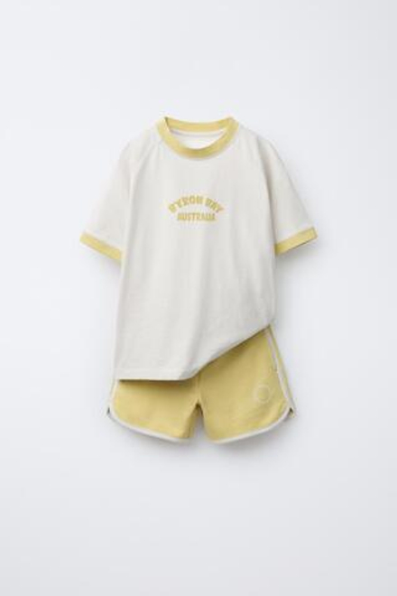 ZARA КОМПЛЕКТ ИЗ ФУТБОЛКИ И ШОРТОВ- БЕРМУДОВ В СПОРТИВНОМ СТИЛЕ, ЖЕЛТЫЙ