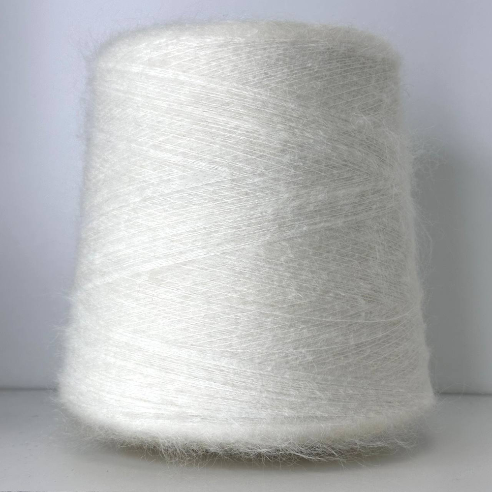 CIGNO - Ilaria Calenzano; 50% кидмохер, 30% нейлон, 20% меринос; 1000м/100гр; col. 005002, цвет: белый молочный;