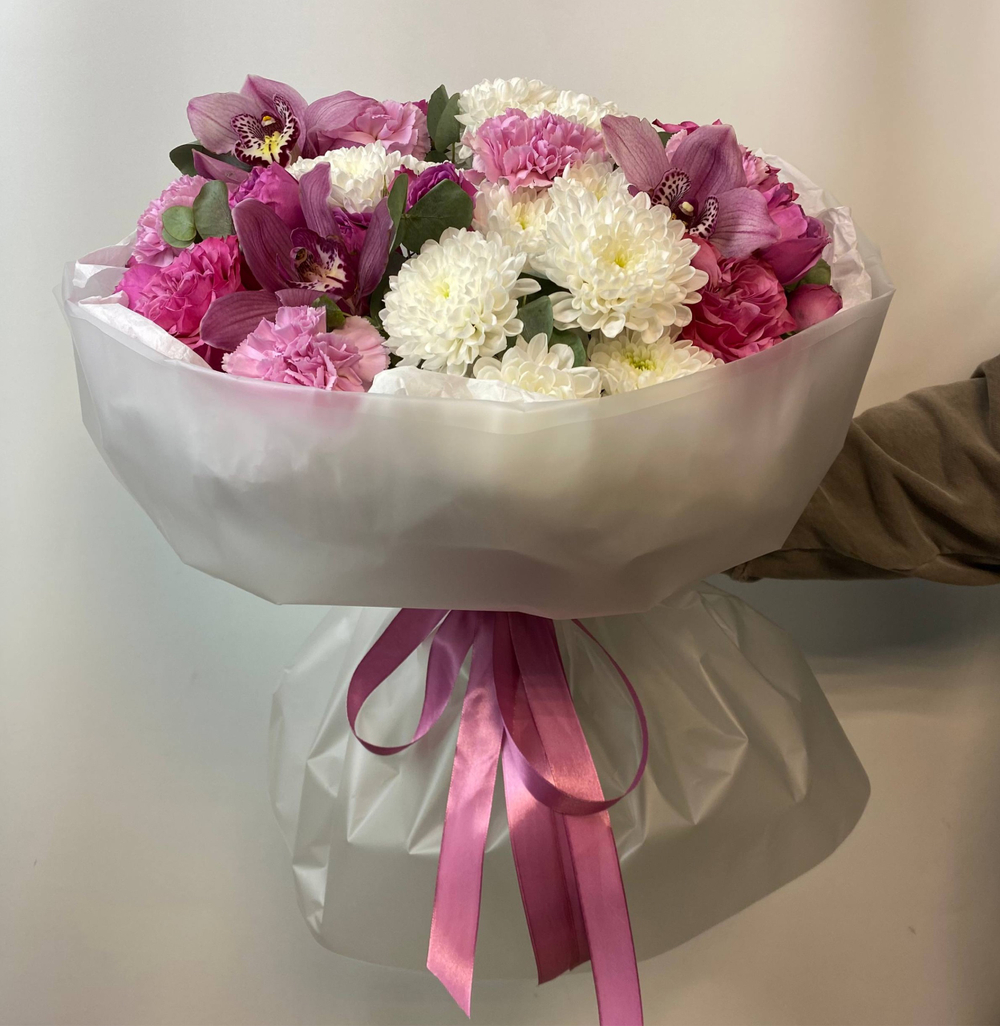Букет с бело- розовый в круглой упаковке