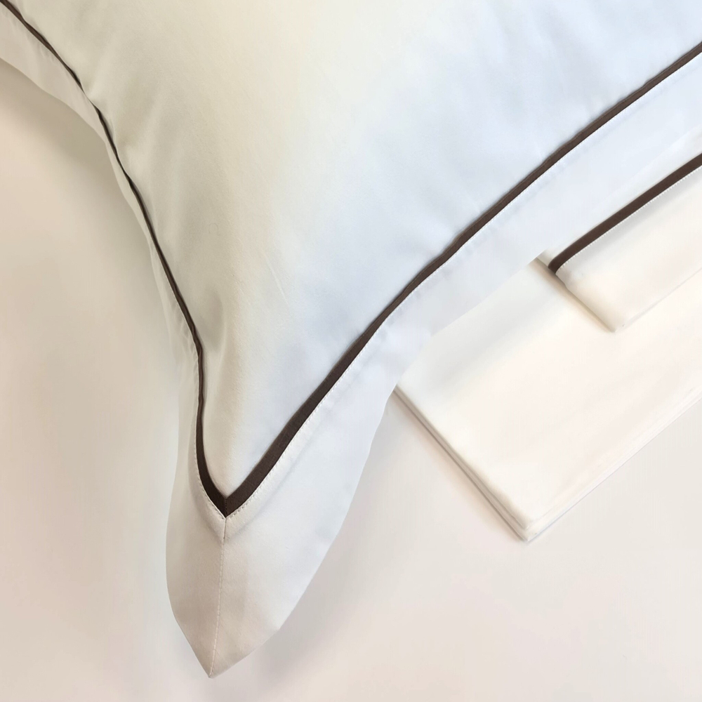 Постельное белье 2 спальное евро макси Сlaire&Caroll George белое с темно-коричневым кантом