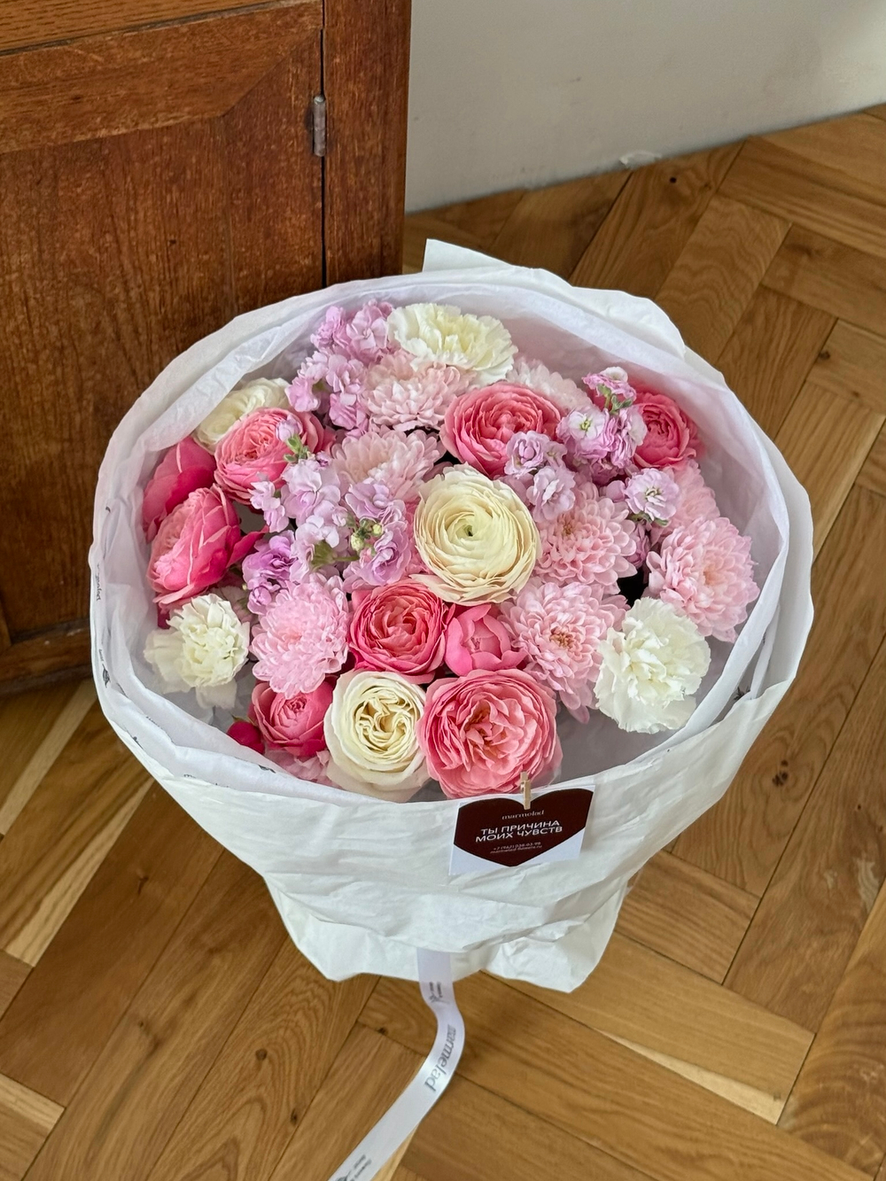 Сборный букет из хризантемы, маттиолы, кустовых пионовидных роз и диантусов - размер M