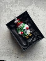 Новогодняя игрушка Снеговик в зеленом шарфике стекло