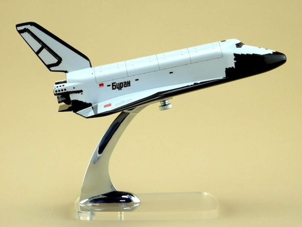 Модель космического корабля Буран (М1:144)