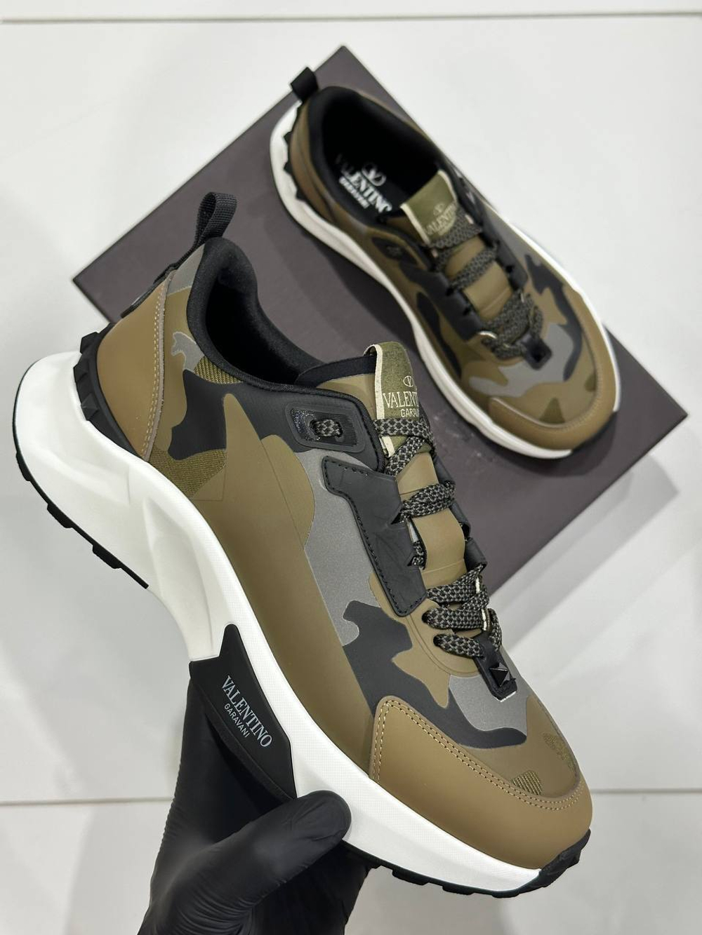 Кроссовки Valentino