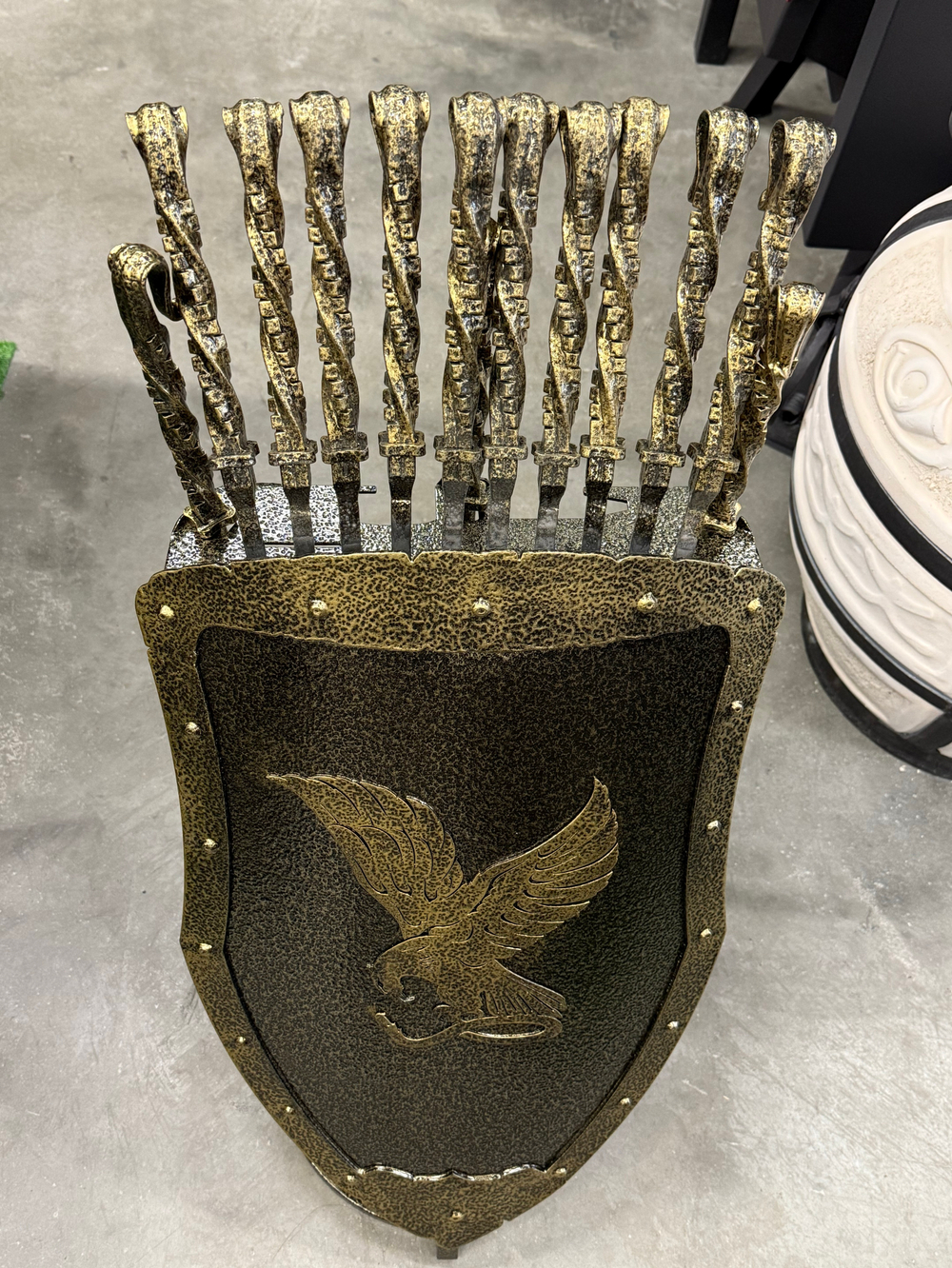 Набор шампуров «Рыцарь» и предметов для мангала/камина в кованом щите