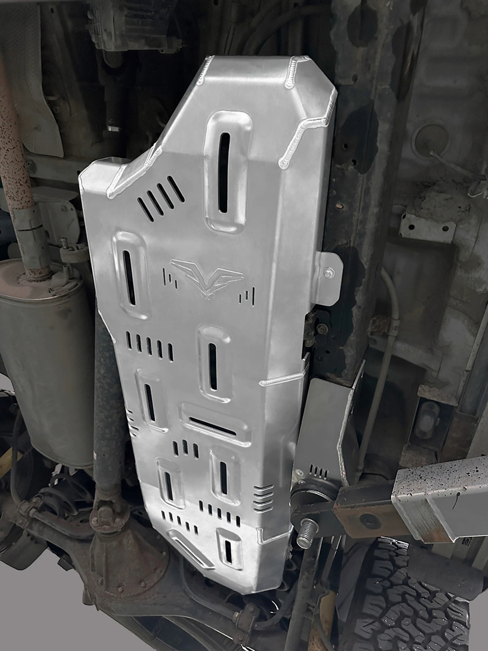 Защита Falcon топливного бака для Toyota Land Cruiser 150 4-го поколения (бензин, TX/VX), алюминий, 5 мм