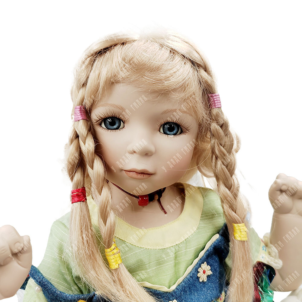 Фарфоровая кукла Remeco в летнем платье с игрушками в карманах. Великобритания, 2001 г.