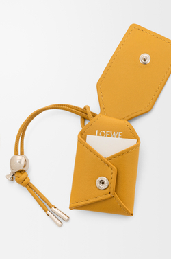 Loewe Сумка-мини Puzzle Featherlight из овечьей кожи наппа, горчичный