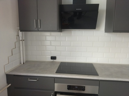 монтаж кухонного фартука плиткой