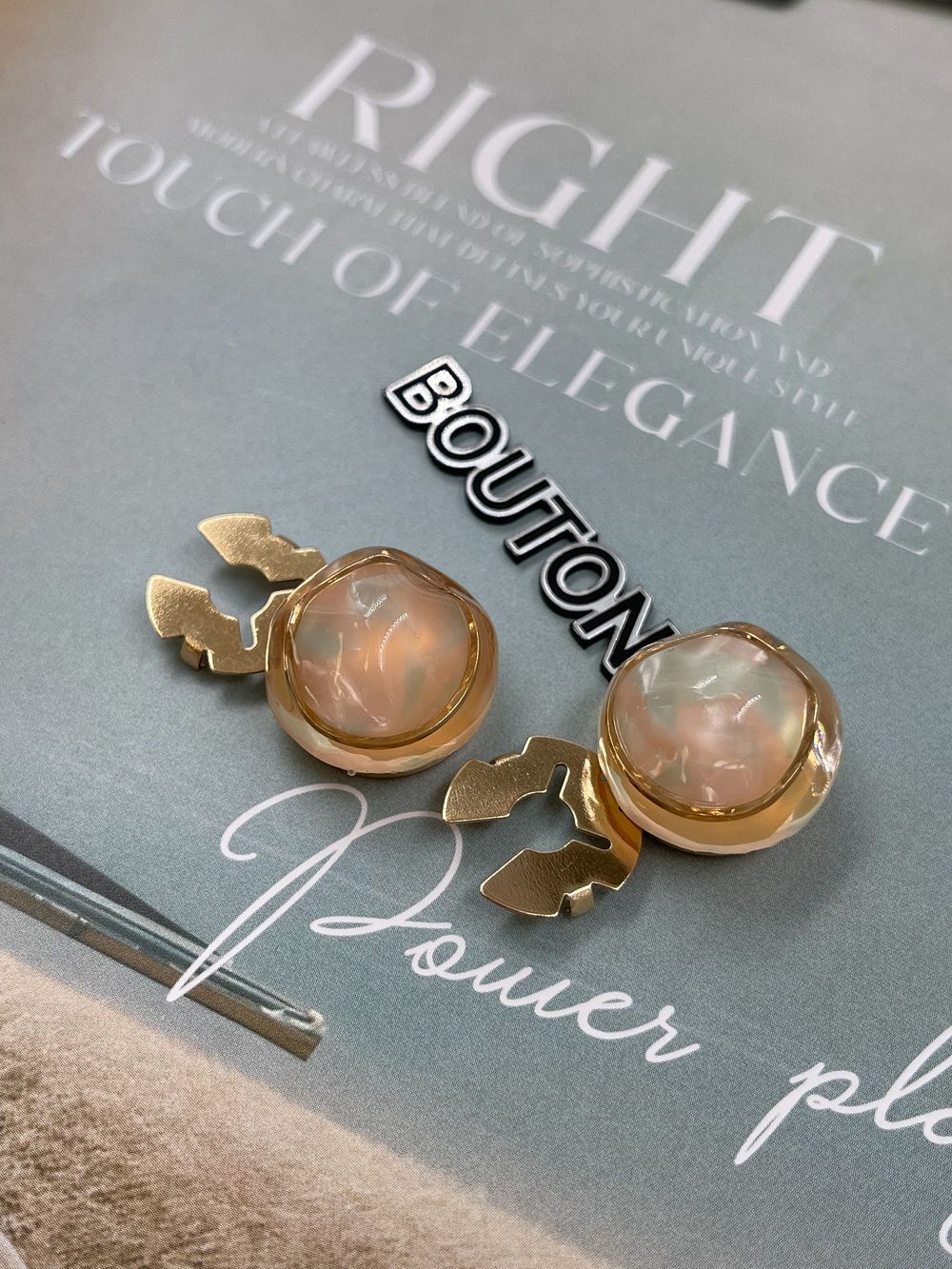 Накладка золотистые со светлым (полупрозрачным) камнем