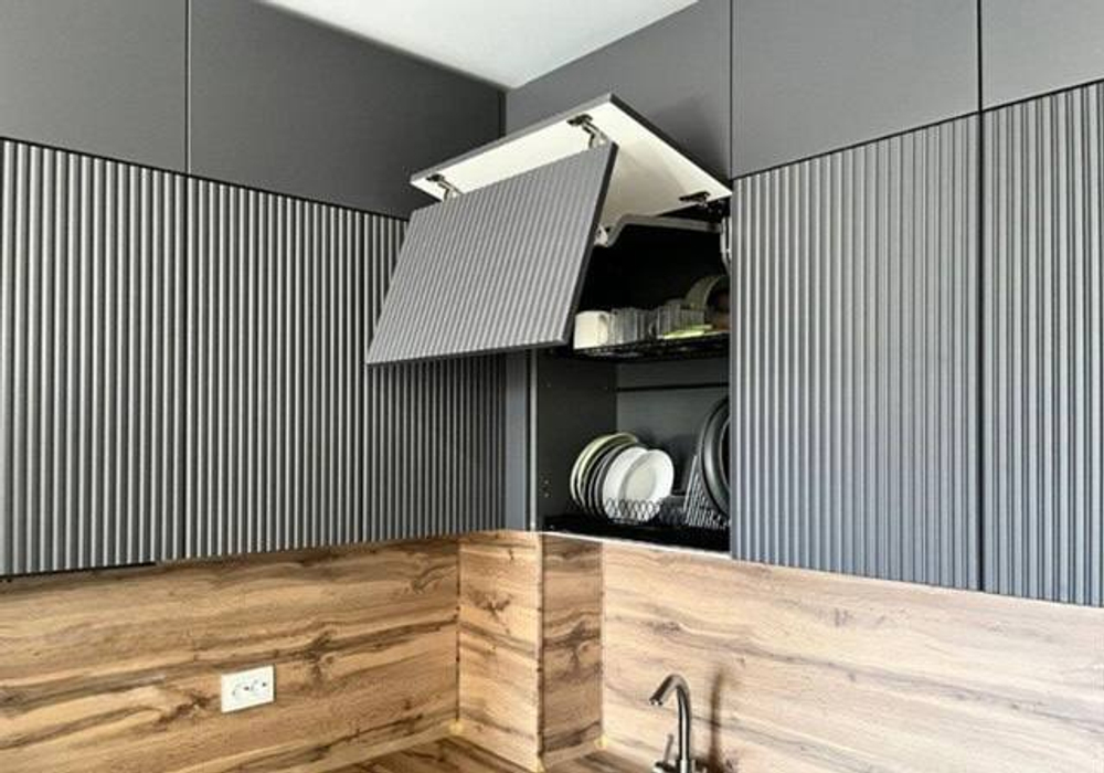 Минималистичная кухня в антраците — фрезерованные фасады и ручки Gola