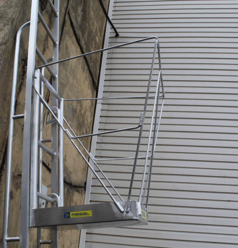 Площадка, навешиваемая на лестницы MEGAL ПЛА 1200-0,6*0,55